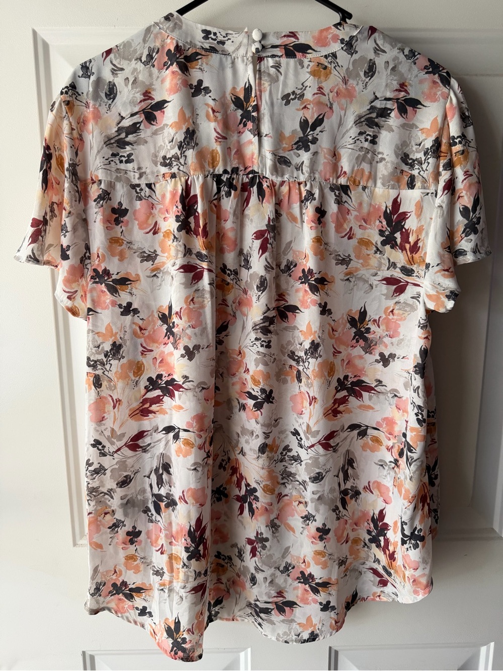 torrid White Floral Flutter Sleeve Keyhole Blouse - Picture 2 of 4
